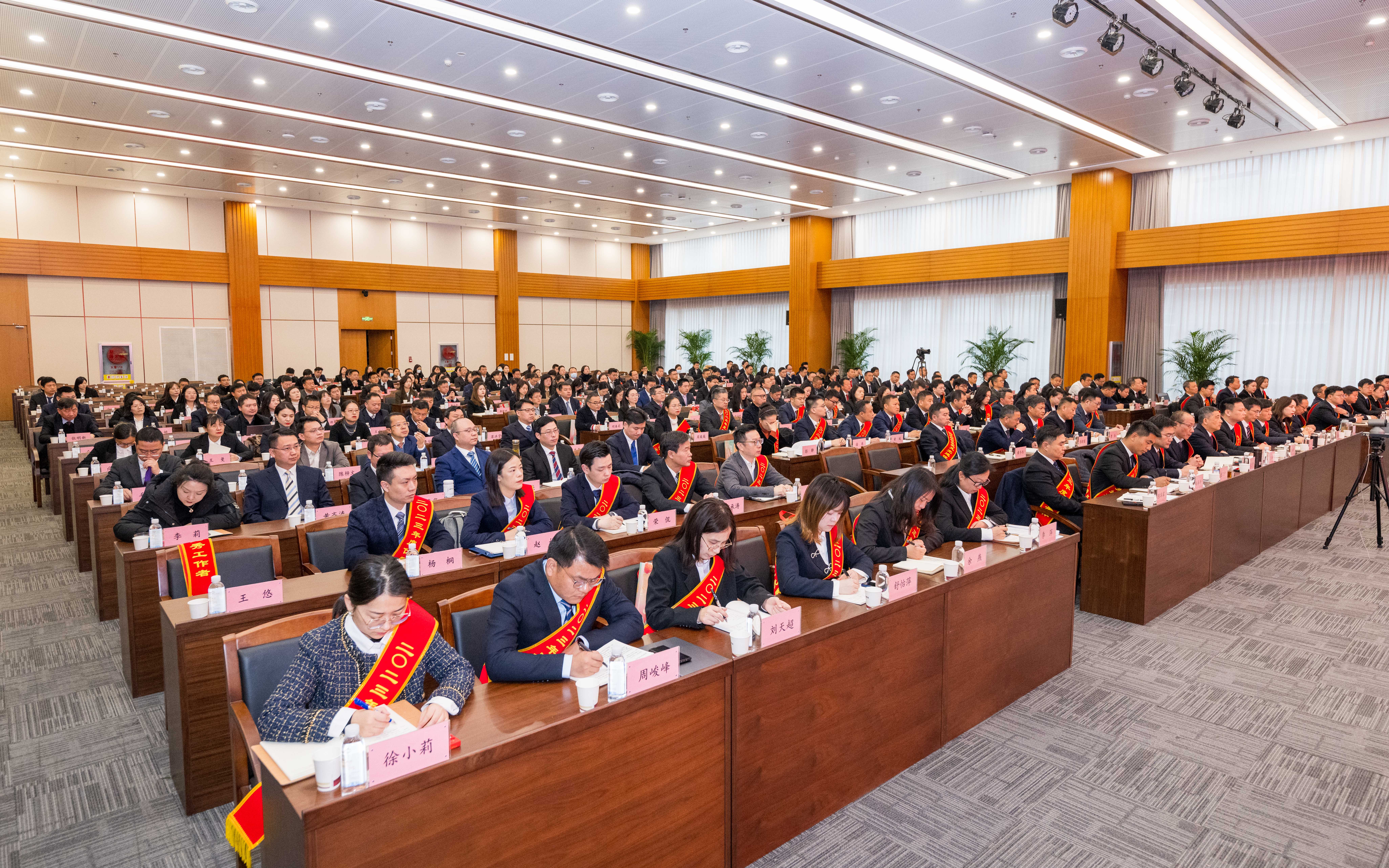 长江产业集团召开2024年工作会暨第一届第二次职工代表大会